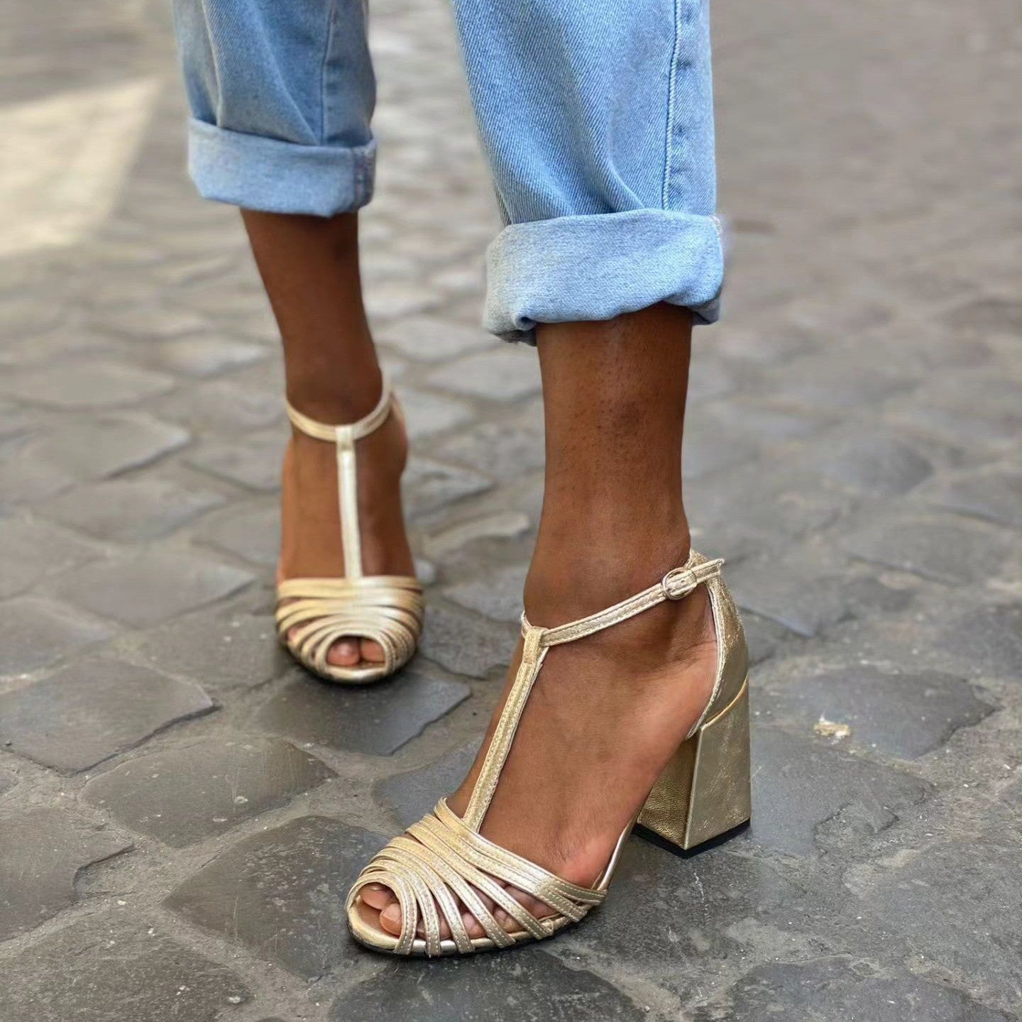 Sandálias de salto alto boca de peixe em forma de T com fivela e bico aberto